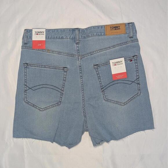 Tommy Jeans Women’s High Rise Embroidered Denim Shorts 28 NWT Light Wash Raw Hem - Picture 2 of 6